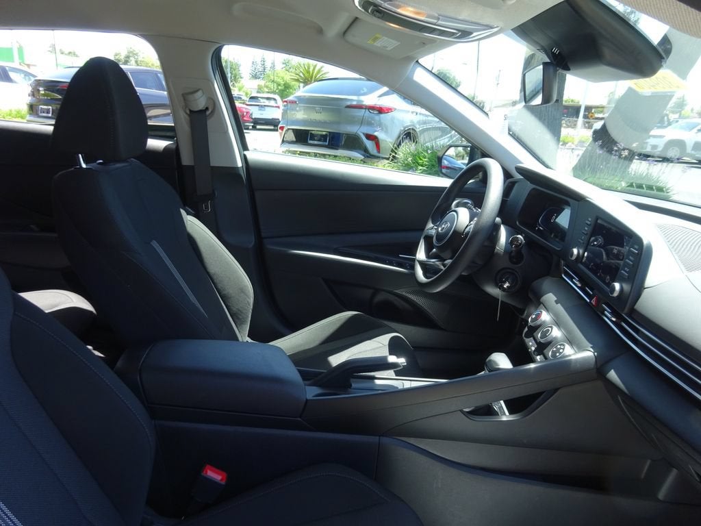 2025 Hyundai Elantra SE